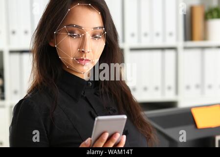 Business woman Blick auf Smartphones. Stockfoto