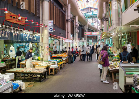 Käufer in der Omi-cho (omicho) frische Lebensmittel Markthalle in Kanazawa, Japan Stockfoto