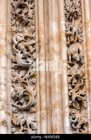 Salamanca, Spanien: 18. August 2019: Detail der Abbildung von Astronauten in Stein in der Tür von Filialen (Norden), gegenüber dem Palast der Anaya, arbeitete realiz Stockfoto