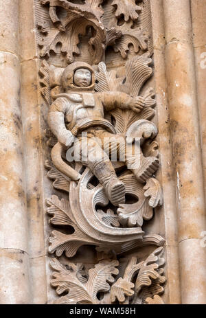 Salamanca, Spanien: 18. August 2019: Detail der Abbildung von Astronauten in Stein in der Tür von Filialen (Norden), gegenüber dem Palast der Anaya, arbeitete realiz Stockfoto