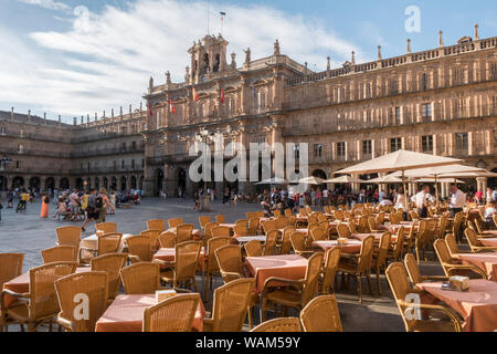 Salamanca, Spanien: 18. August 2019: Cafe Tabellen auf der Plaza Mayor - Hauptplatz der Stadt in Salamanca, Castilla y Leon, Spanien. Viele Touristen und Einheimische Stockfoto