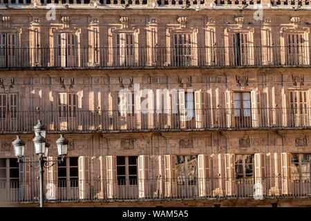 Salamanca, Spanien: 18. August 2019: Detail Balkonen der Plaza Mayor, zwischen 1729 bis 1756 erbaut, im barocken Stil, vom Architekten Alberto C ausgelegt Stockfoto