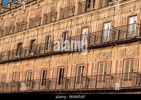 Salamanca, Spanien: 18. August 2019: Detail Balkonen der Plaza Mayor, zwischen 1729 bis 1756 erbaut, im barocken Stil, vom Architekten Alberto C ausgelegt Stockfoto