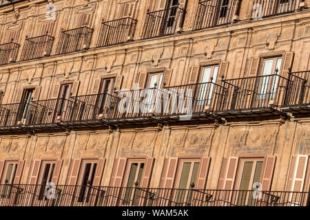 Salamanca, Spanien: 18. August 2019: Detail Balkonen der Plaza Mayor, zwischen 1729 bis 1756 erbaut, im barocken Stil, vom Architekten Alberto C ausgelegt Stockfoto