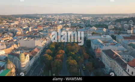 Antenne Stadt Lviv, Ukraine. Europäische Stadt. Beliebte Gegenden der Stadt. Lviv Opera. Den mittleren Teil der alten Stadt. Panorama der antiken Stadt Stockfoto