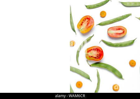 Kreative Gestaltung aus weißen, Tomaten, Karotten auf weißem Hintergrund. Flach, Ansicht von oben, kopieren. Essen Konzept. Stockfoto