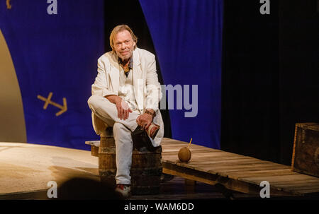 Hamburg, Deutschland. 21 Aug, 2019. Der Schauspieler Volker Lechtenbrink sitzt in der Rolle des Narren in der Play" war ihr wollt" auf der Bühne. Das Spiel feiert seine Premiere am 22.08.2019 im Ernst Deutsch Theater. Quelle: Markus Scholz/dpa/Alamy leben Nachrichten Stockfoto