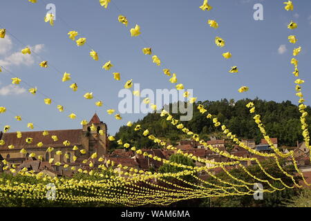 Eine Ansicht eines ländlichen französischen Dorf Szene und die umliegenden Hügel und die Landschaft aus einem Garten. Stockfoto