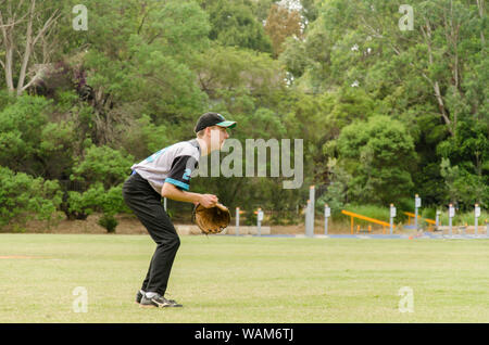 Eine junge 18-jährige Australische männliche Baseball spieler an einem Samstag Spiel in Sydney, Australien Stockfoto