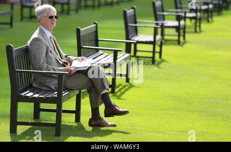 Eine racegoer liest das Rennen Karte während Juddmonte International Tag der Yorkshire Ebor Festival an der Rennbahn von York. Stockfoto