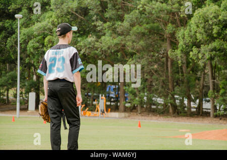 Eine junge 18-jährige Australische männliche Baseball spieler an einem Samstag Spiel in Sydney, Australien Stockfoto