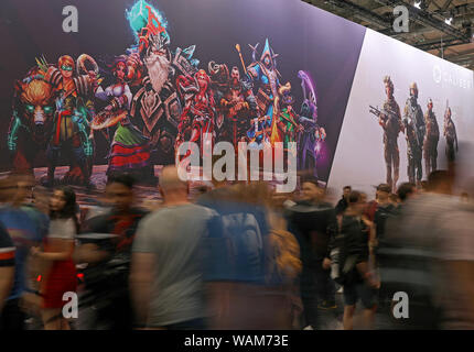 Köln, Deutschland. 21 Aug, 2019. Die Messe Besucher gehen durch Gamescom. Der computer spiele Messe Gamescom findet vom 20. bis 24.08.2019 in Köln. Credit: Oliver Berg/dpa/Alamy leben Nachrichten Stockfoto