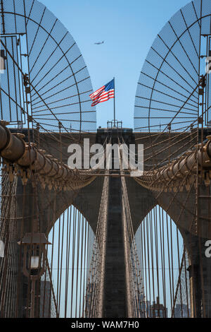 Brooklyn Bridge, Blick auf die anti-klettern Barrieren und Federung Kabel oben im Osten Turm von Brooklyn Bridge, New York City, USA Stockfoto