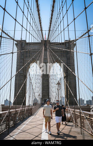 Brooklyn Bridge, Aussicht im Sommer junge Menschen zu Fuß über die Brooklyn Bridge, New York City, USA Stockfoto