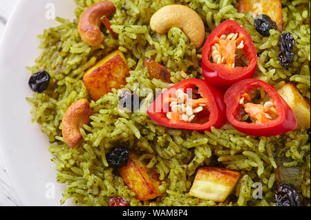Palak Paneer Biryani am weißen Holz- Hintergrund. Palak Paneer Biryani ist vegetarische indische Küche Teller mit Spinat, paneer Käse, Basmati Reis, spi Stockfoto