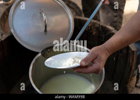 Kreta, Griechenland. Herstellung von Feta. Der Käse wird auf einer Platte aus einem edelstahlsieb zu kühlen. Stockfoto