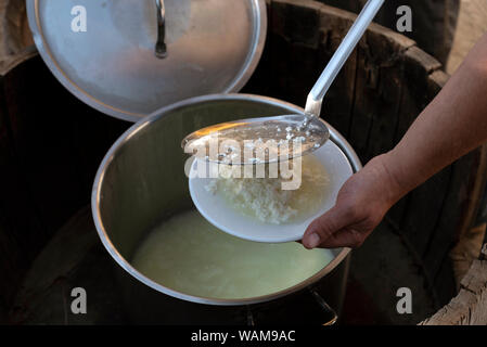 Kreta, Griechenland. Herstellung von Feta. Der Käse wird auf einer Platte aus einem edelstahlsieb zu kühlen. Stockfoto