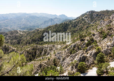 Panoramablick auf den Naturpark Sierras de Tejeda, Almijara y Alhama, in Andalusien, Spanien. Stockfoto