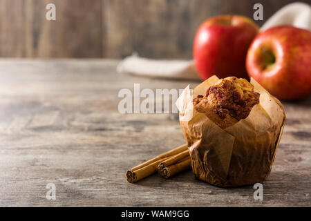 Äpfel und Zimt Muffins auf hölzernen Tisch. Stockfoto