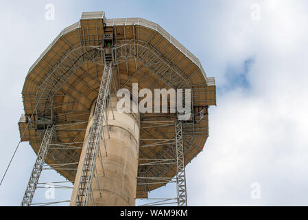 Ein mehrstöckiges Bau Hebezeug an der ehemaligen Sydney Maritime Control Tower festgesteckt während der Abbrucharbeiten in 2016-17 Stockfoto