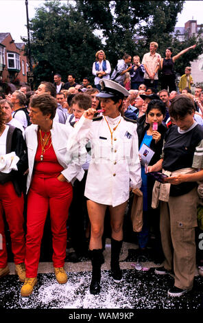 Das Pride Festival Manchester 1990s Gayfest UK feiert bei der Schwulenparade, gekleidet und glücklich, wie die Prozession vorbeizieht. 1999 HOMER SYKES Stockfoto