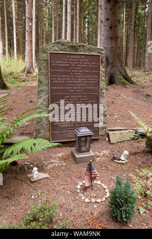 Gedenktafel für die US-Soldat Robert Cahow am Ochsenkopf in der Huertgen forest in der Nähe von Raffelsbrand, Nordrhein-Westfalen, Deutschland. Gedenkta Stockfoto