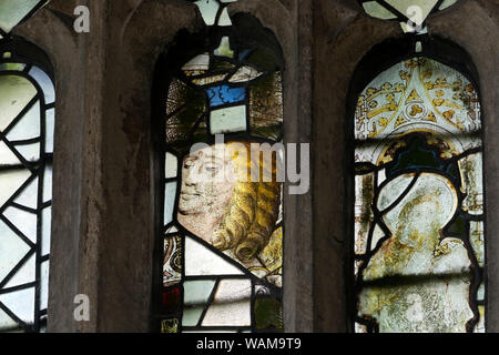 Mittelalterliche Glasmalerei Fragmente in der Kirche St. Peter, Empingham, Rutland, England, Großbritannien Stockfoto