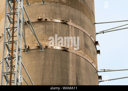 Ein mehrstöckiges Bau hoist verfolgen und die Beziehungen zu den ehemaligen Sydney Maritime Control Tower festgesteckt während der Abbrucharbeiten in 2016-17 Stockfoto