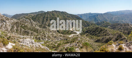 Panoramablick auf den Naturpark Sierras de Tejeda, Almijara y Alhama, in Andalusien, Spanien. Stockfoto