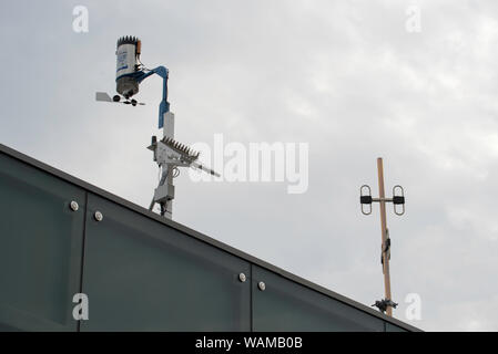 Eine professionelle Standard, Fernbedienung Fernbedienung Wetterstation auf dem Dach Linie an Sydneys Barangaroo Finden montiert Stockfoto