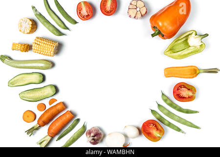Kreative Gestaltung aus weißen, Tomaten, Paprika, Karotten, Knoblauch, Mais, Zucchini und Zwiebeln. Bio Lebensmittel Hintergrund. Flach, Ansicht von oben, kopieren. Stockfoto