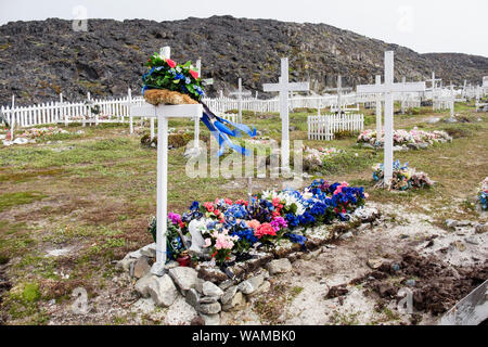 Kunststoff Künstliche Blumen und weißen Holzkreuze auf traditionellen Inuitsiedlung Gräber auf einem Friedhof. Itilleq, Qeqqata, Grönland Stockfoto