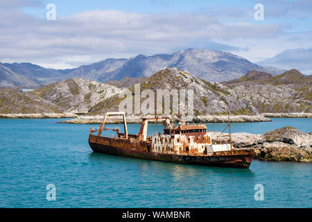 Rost verlassenen alten Schiff auf dem Meer im Fjord in der Nähe von Paamiut (Frederikshåb), Sermersooq, Grönland Stockfoto