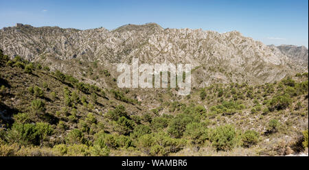 Panoramablick auf den Naturpark Sierras de Tejeda, Almijara y Alhama, in Andalusien, Spanien. Stockfoto