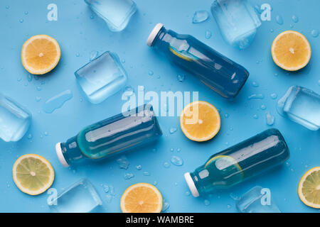 Sommer Hintergrund mit blauen detox Wasser, frischen Zitronen und Eis Stockfoto