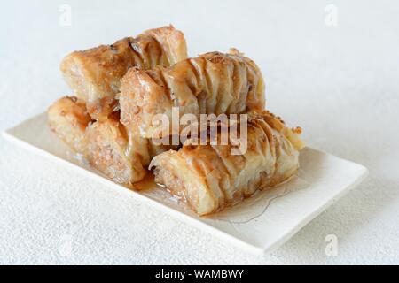 Türkische Ramadan Dessert Baklava mit Nussbaum, Erdnüssen und Honig Sirup. Im Nahen und Mittleren Osten oder arabische Gerichte. Die traditionelle arabische Dessert Stockfoto