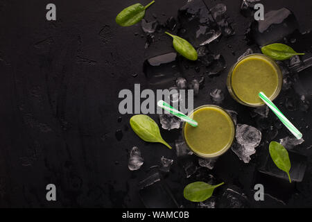 Grüne frische blended Smoothie in Glas auf schwarzem Hintergrund Stockfoto