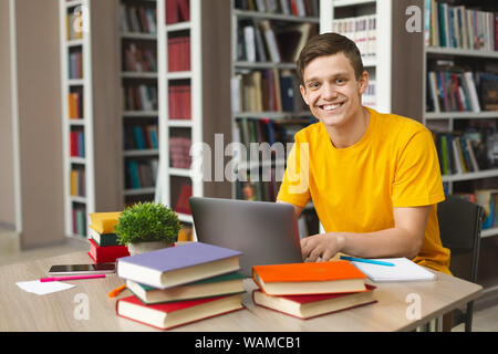 Gerne intelligenter Schüler immer bereit für Prüfungen in der Schule Bibliothek Stockfoto