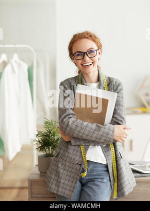 Bereit neuen Stil zu erstellen. Stilvolle Frau, die im Studio Stockfoto