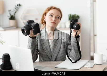 Harte Wahl. Frau Wahl photocamera, Zweifel Stockfoto