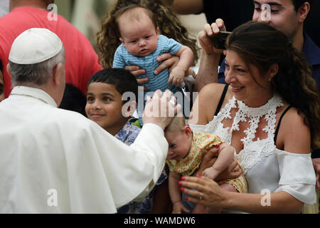 Vatikan. 21 Aug, 2019. Papst Franziskus während der Generalaudienz am Mittwoch in der Aula Paolo VI. im Vatikan. Credit: Evandro Inetti/ZUMA Draht/Alamy leben Nachrichten Stockfoto