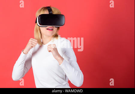 Aufgeregt, Lächeln, Geschäftsfrau, Tragen von virtual reality Brillen. Porträt der Frau in der Bluse mit Virtual reality Brillen auf dem Kopf auf rotem Hintergrund isoliert. Frau mit Brille von Virtual Reality Stockfoto