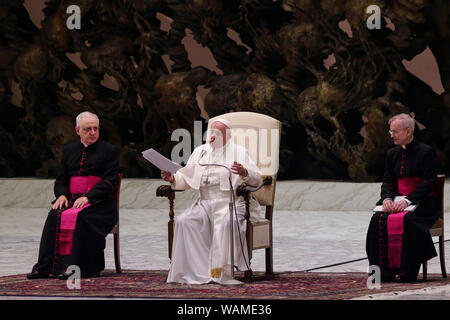 Vatikan. 21 Aug, 2019. Papst Franziskus während der Generalaudienz am Mittwoch in der Aula Paolo VI. im Vatikan. Credit: Evandro Inetti/ZUMA Draht/Alamy leben Nachrichten Stockfoto