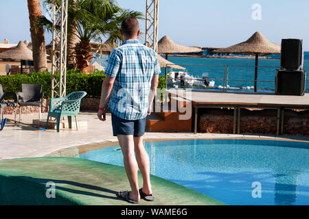 Portrait von Touristen und Reisenden posiert und Beobachten am schönen Strand von Hotel Resort in Ägypten, genießt in der Sonne und Blick auf das Meer Landschaft. Stockfoto