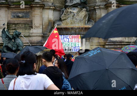 Counter-Demonstranten mit chinesischen Fahnen und Demonstranten Unterstützung pro-demokratische Proteste in Hongkong. Place St Michel, Paris, Frankreich, 17. Aug 2019. Stockfoto