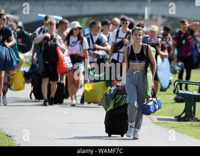 Festivalbesucher Spaziergang auf dem Leinpfad der Themse, wie sie für die Reading Festival in Richfield Avenue ankommen. Stockfoto