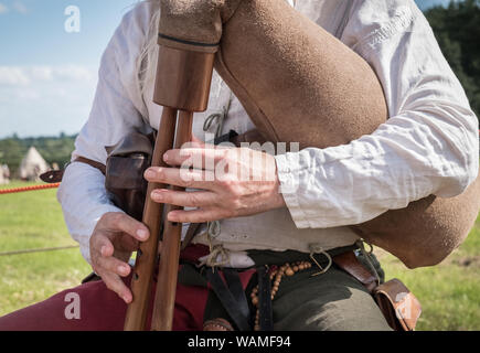 Ein Musiker spielt mittelalterlichen Dudelsack Musik bei Bosworth Battlefield Re-enactment Veranstaltung, Leicestershire, Großbritannien Stockfoto