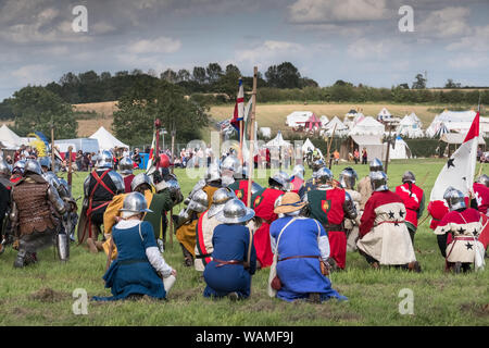 Bosworth Battlefield Re-enactment Veranstaltung, Teilnehmer 2 Schweigeminute diejenigen, die in der 1485 Bosworth Battle, Leicestershire starben, UK zu erinnern, Halten Stockfoto