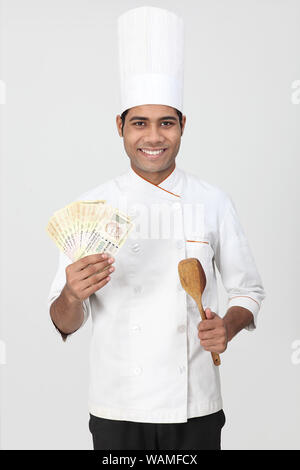 Koch zeigt die fünfhundert Rupees Banknote mit Spachtel Stockfoto