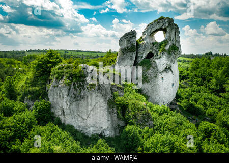 Einen Panoramablick auf die einzigartige Okiennik Rock in Polen mit einem großen natürlichen Fenster Stockfoto